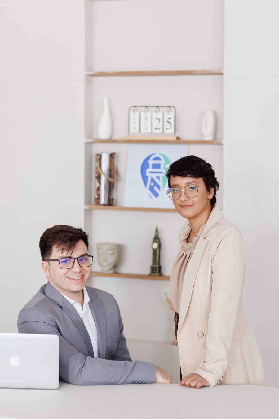 Dra. Luciana Rosa e Dr. Gabriel Mascote no escrit&oacute;rio do Fio Guia